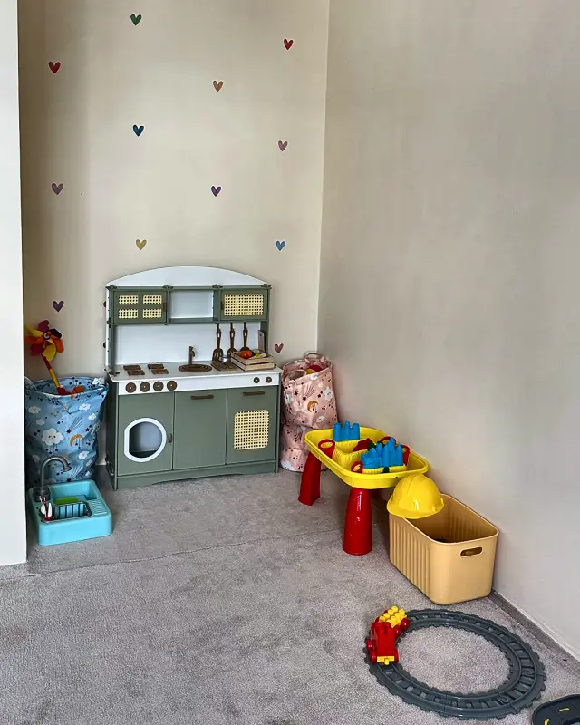 Oyuncak mutfak ve oyuncaklarla dolu oyun köşesi