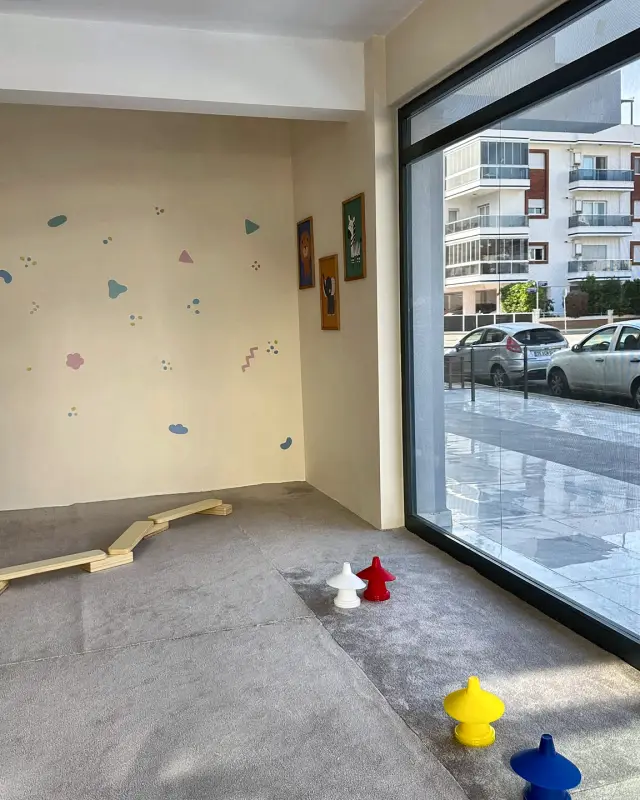 Pencere önünde denge tahtası ve basamak taşları