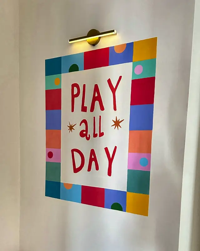 Renkli çerçeveli Play all day duvar yazısı